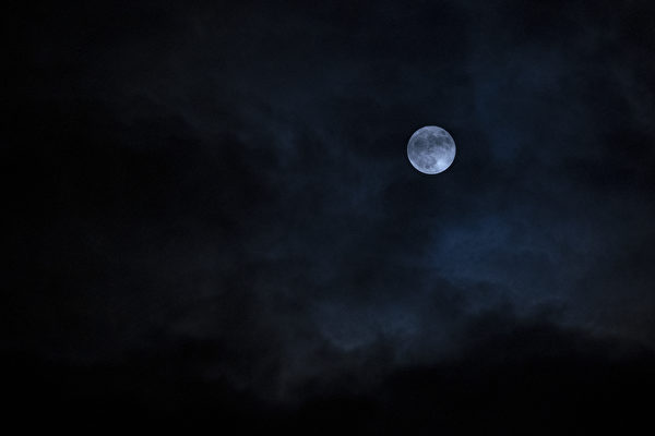 万圣夜出现罕见蓝月亮Blue Moon